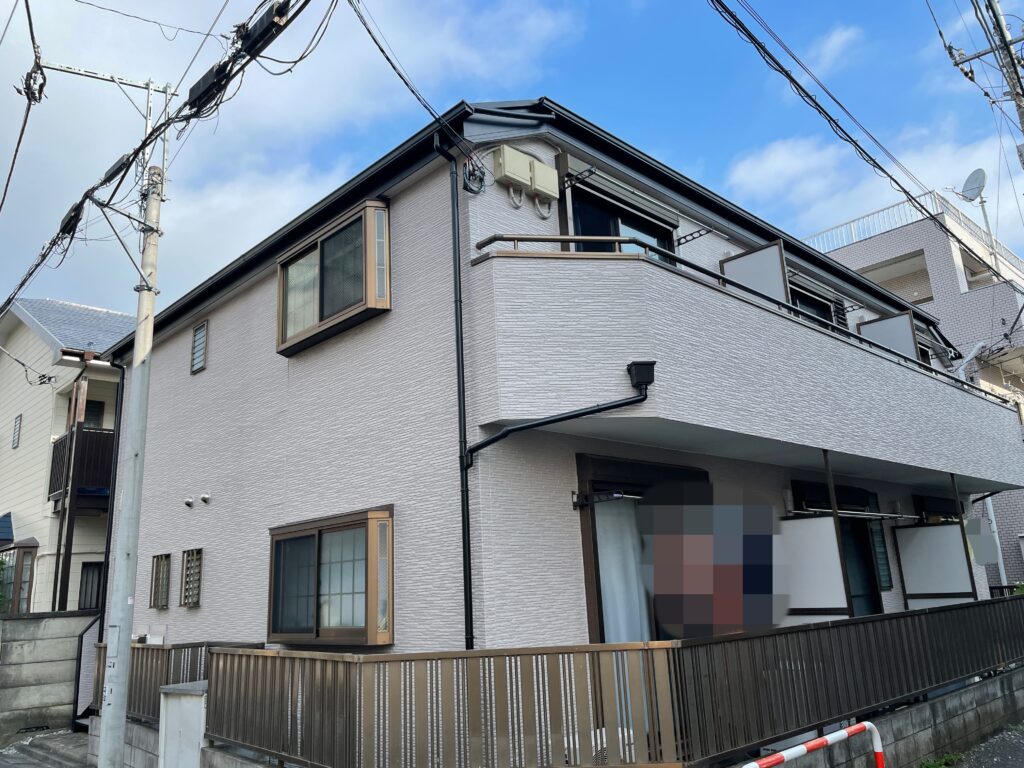 世田谷区　灰色に塗装し終えた塀のある二階建てのアパート